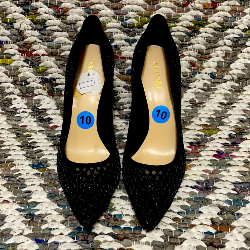 Black Nine West full shoe. Size:10M. Fairly new